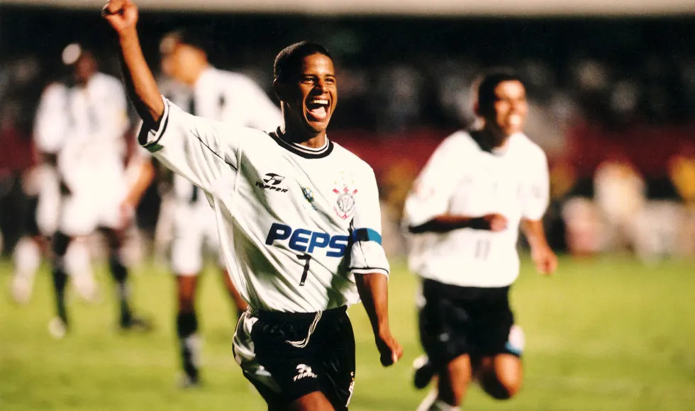 Marcelinho Carioca balançou as redes pela última vez com a camisa do Corinthians há 18 anos