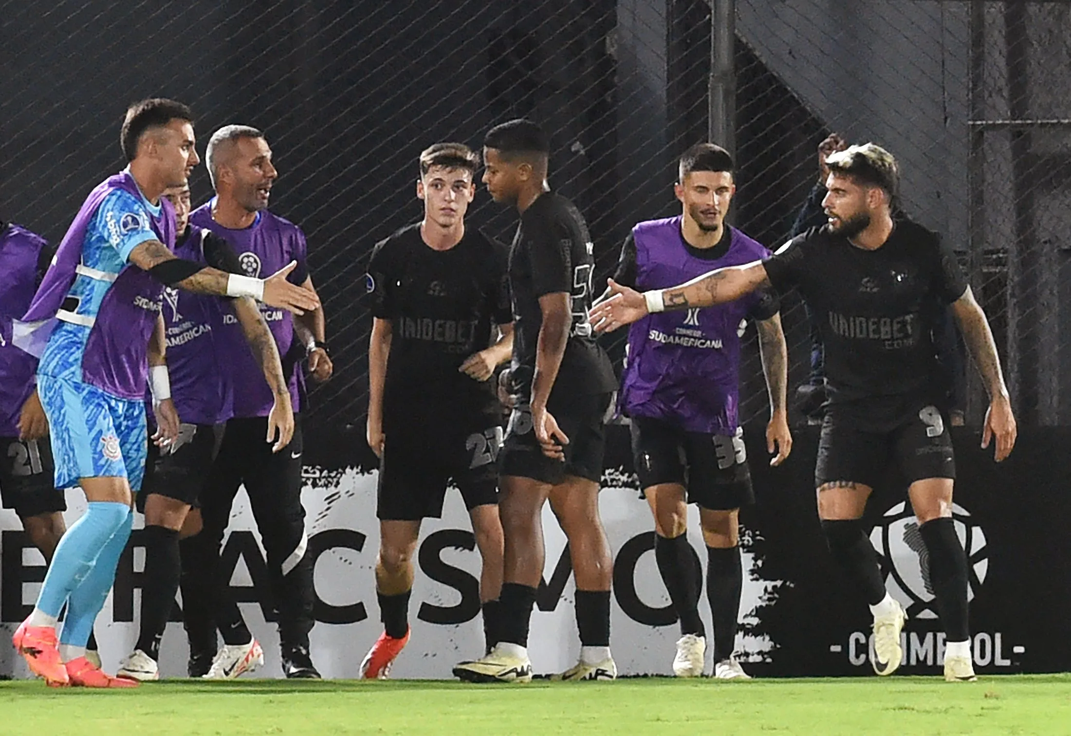 Corinthians vence Nacional-PAR e alcança segundo lugar no grupo da Sul-Americana.