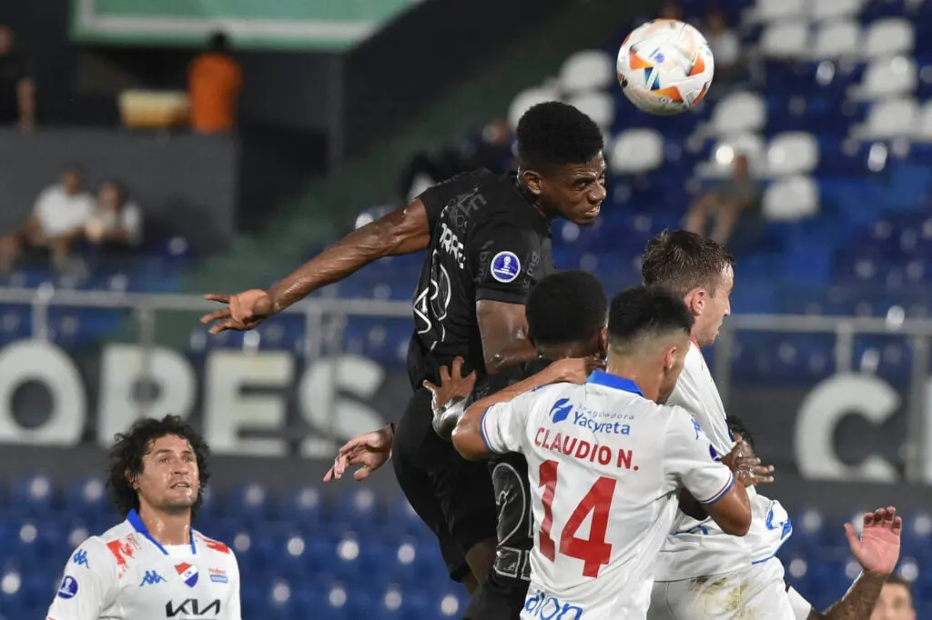 Duelo entre Nacional-PAR e Corinthians na Sul-Americana: Imagens impressionantes da partida.