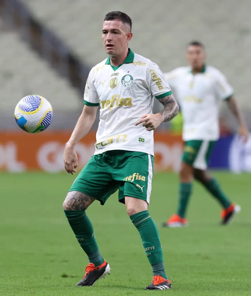 Para o Derby, o Palmeiras terá sete desfalques. Aníbal Moreno e Rony terão que cumprir suspensão devido ao acúmulo de cartões amarelos. Bruno Rodrigues e Lázaro seguem fora de combate, enquanto Richard Ríos (Colômbia), Gustavo Gómez (Paraguai) e Endrick (Brasil) estão servindo suas seleções na Copa América. Já o zagueiro Murilo, com um entorse no tornozelo esquerdo, é dúvida, e Rômulo deve voltar a ficar à disposição de Abel Ferreira.