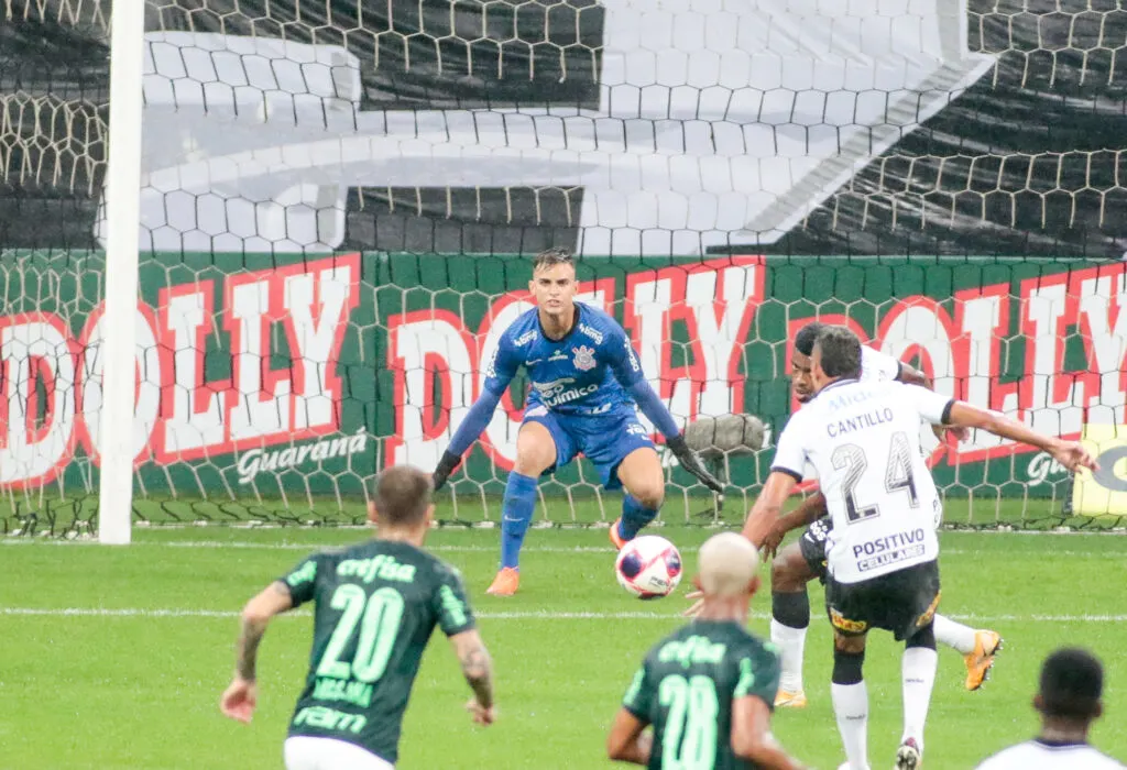 Jovem talento Matheus Donelli encara terceiro clássico contra Palmeiras em alta no Corinthians