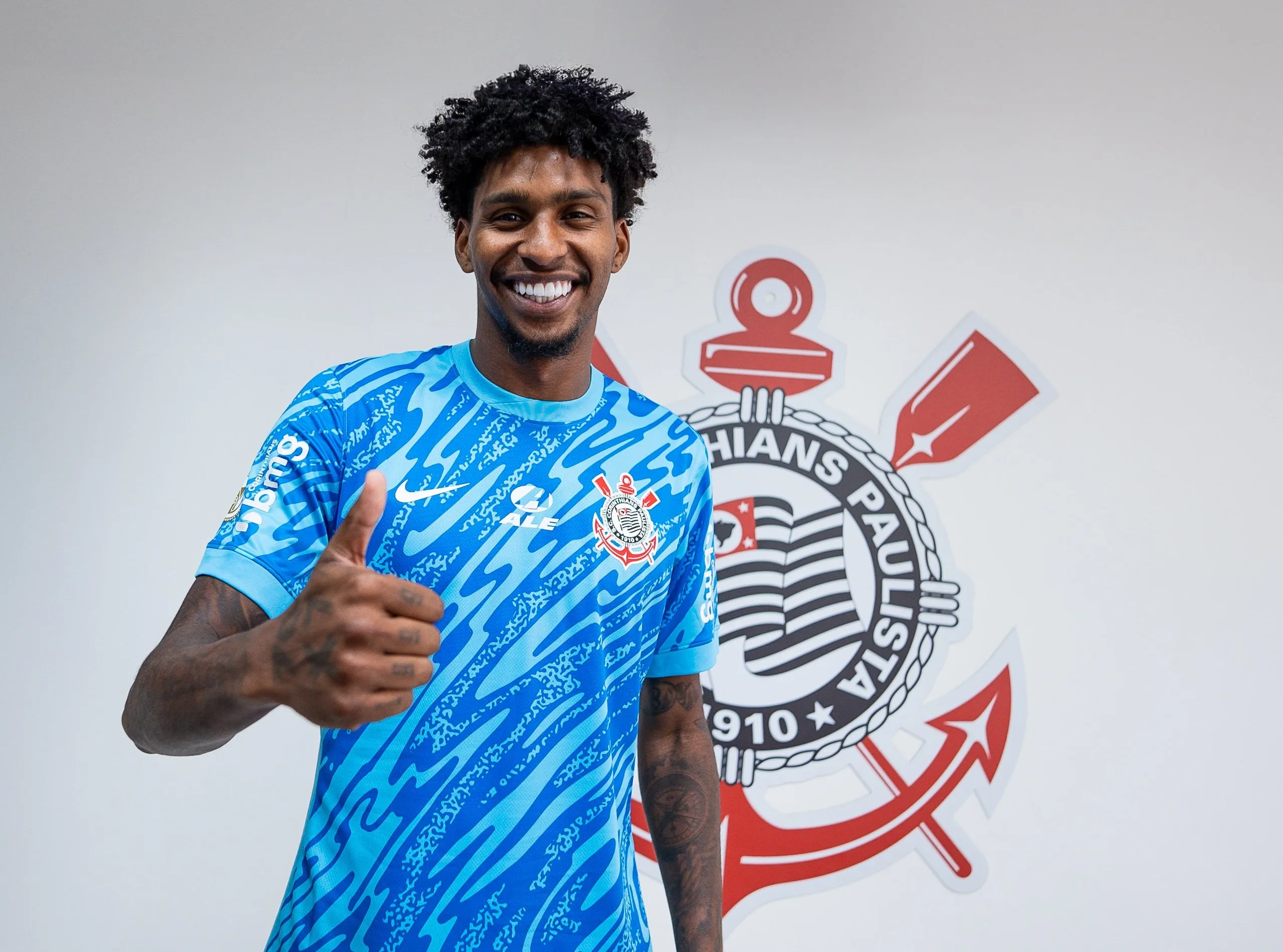 Corinthians apresenta reforço: Goleiro Hugo Souza chega ao clube para a temporada.