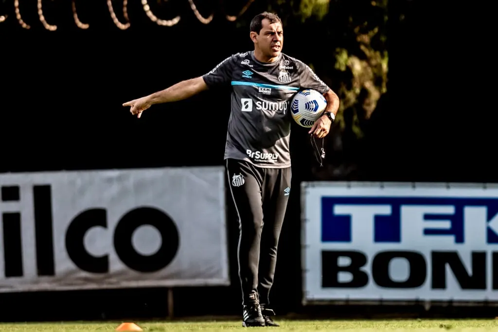 Fábio Carille é o favorito para assumir o Corinthians. O treinador está no Santos, clube que tem contrato até final deste ano