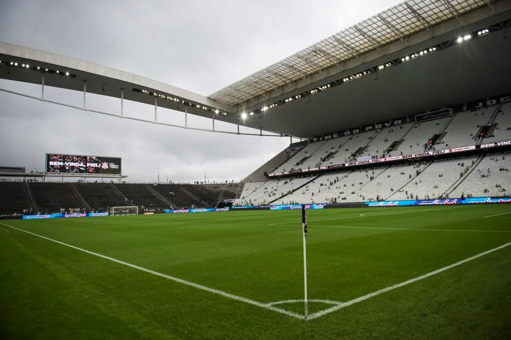 Na noite desta quinta-feira, Corinthians e Vitória medem forças em compromisso válido pela 14ª rodada do Campeonato Brasileiro. A bola rola às 20h (de Brasília), na Neo Química Arena, em São Paulo (SP).