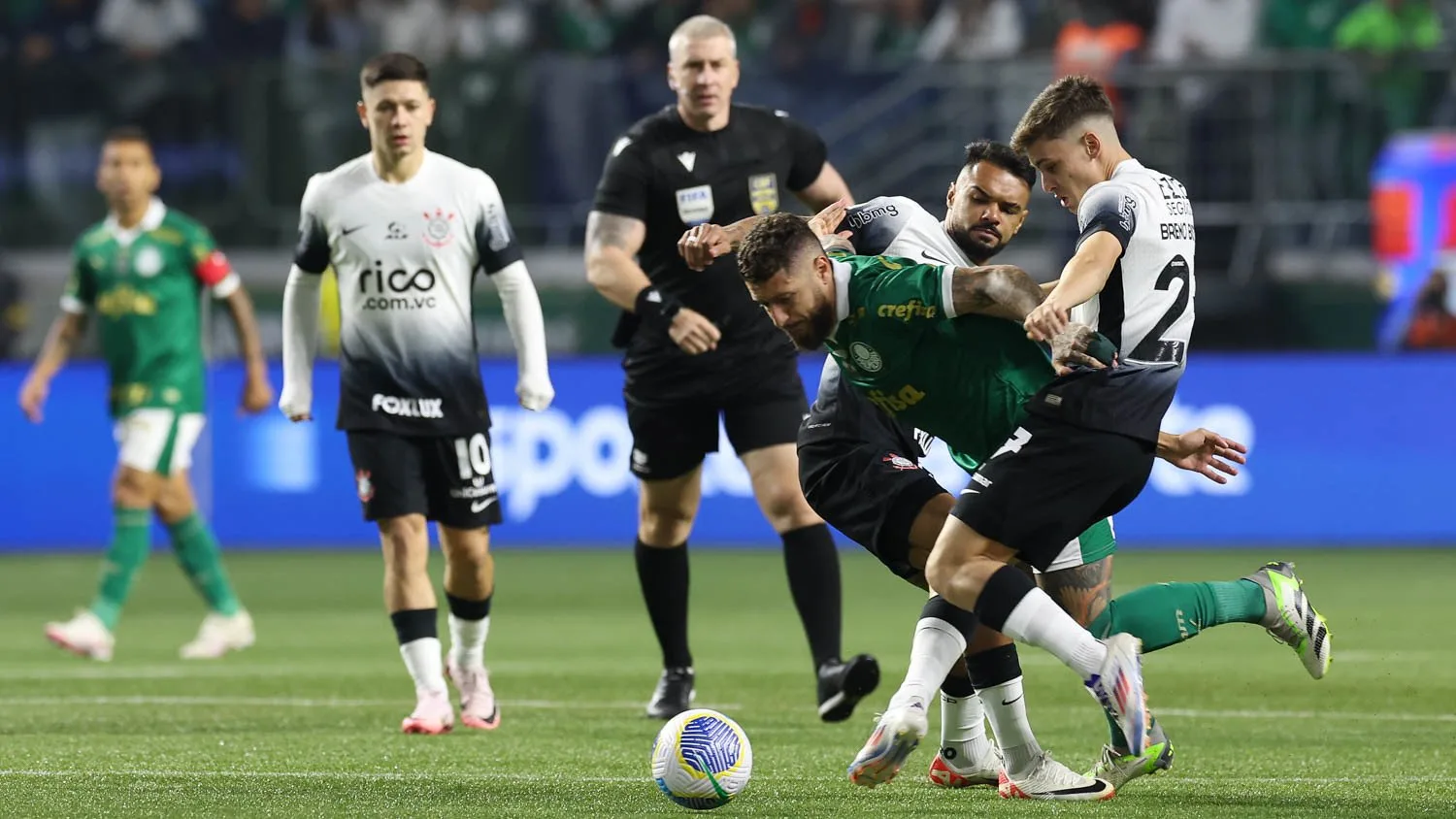 Fotos do clássico entre Palmeiras e Corinthians no Campeonato Brasileiro