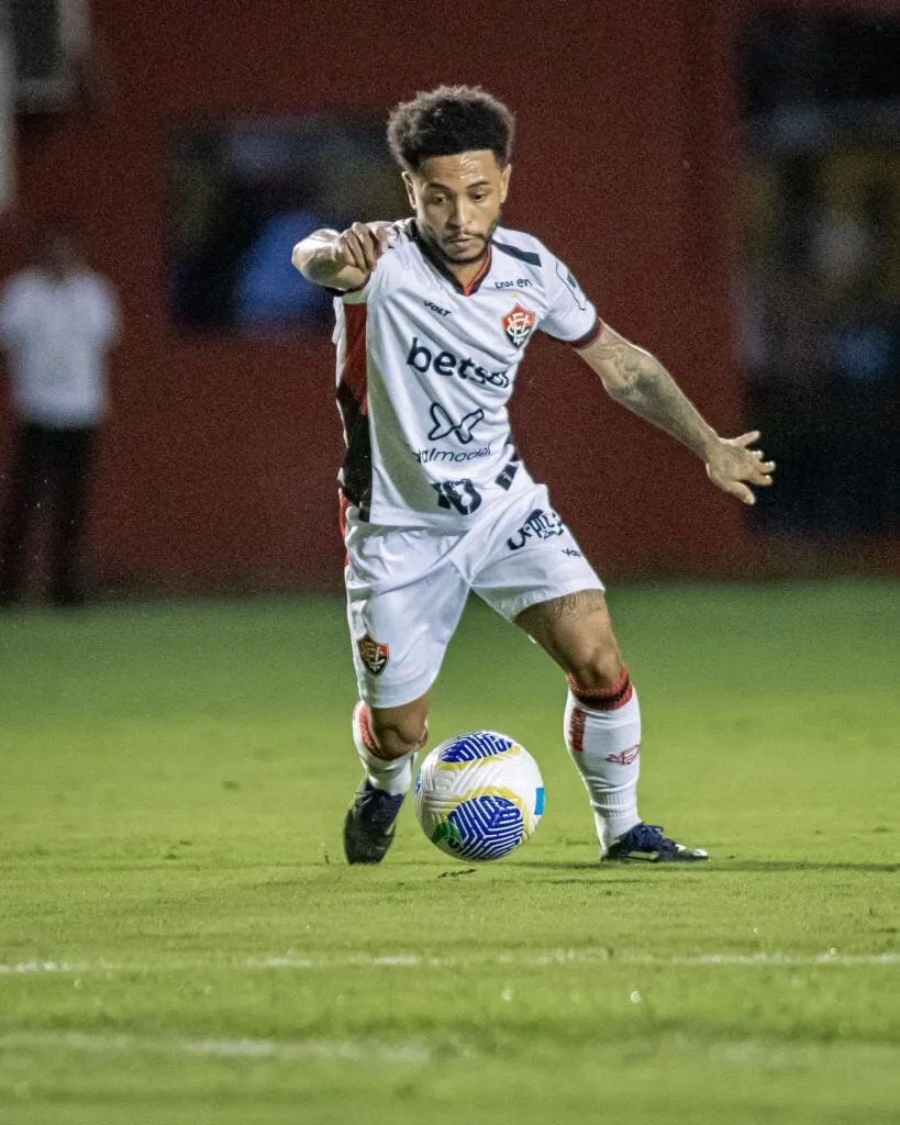 Um provável Vitória tem: Lucas Arcanjo; Lepu, Caio Vinicius, Wagner Leonardo e Esteves; Willian Oliveira, Luan e Jean Mota; Matheuzinho, Alerrandro e Janderson.