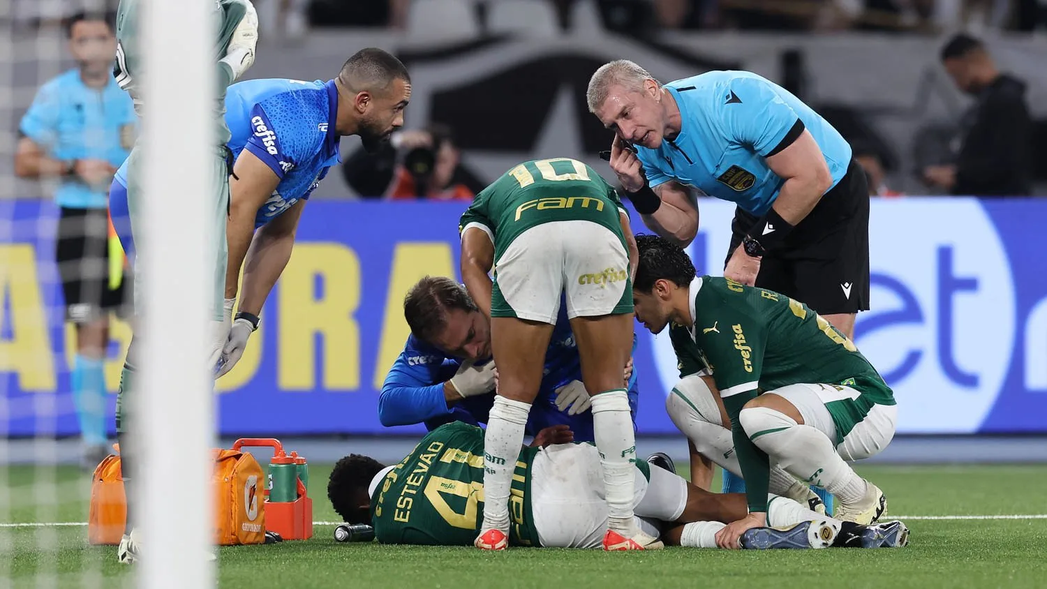 Estêvão vira baixa no Palmeiras devido a torções no tornozelo e joelho.