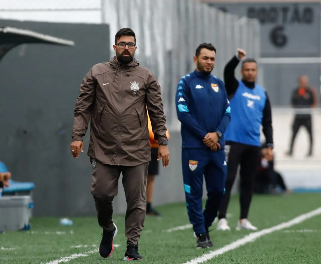 O Corinthians irá para jogo com um interino no comando. Ainda sem um novo técnico após demitir António Oliveira na última terça-feira, quem ficará à beira do gramado será Raphael Laruccia, que há pouco tempo assumiu o sub-20 corintiano.