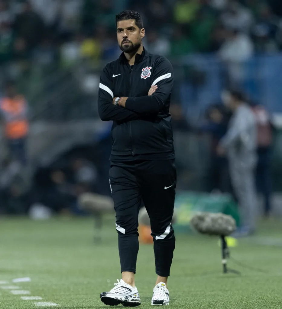 António Oliveira desconversa sobre futuro no Corinthians e foca jogo contra Vitória