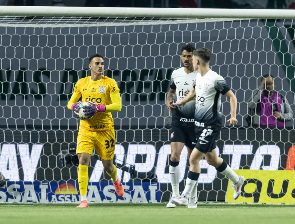 Donelli analisa competição por titularidade no Corinthians e destaca liderança jovem no elenco