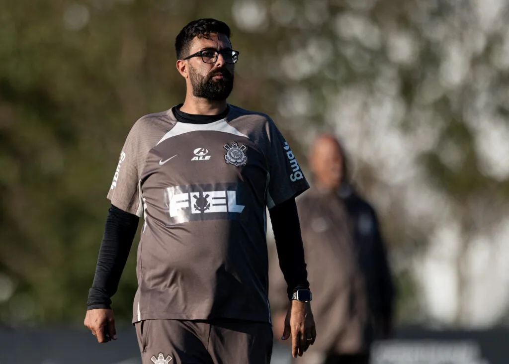 Interino comanda treino e promove mudanças no Corinthians para enfrentar Vitória.