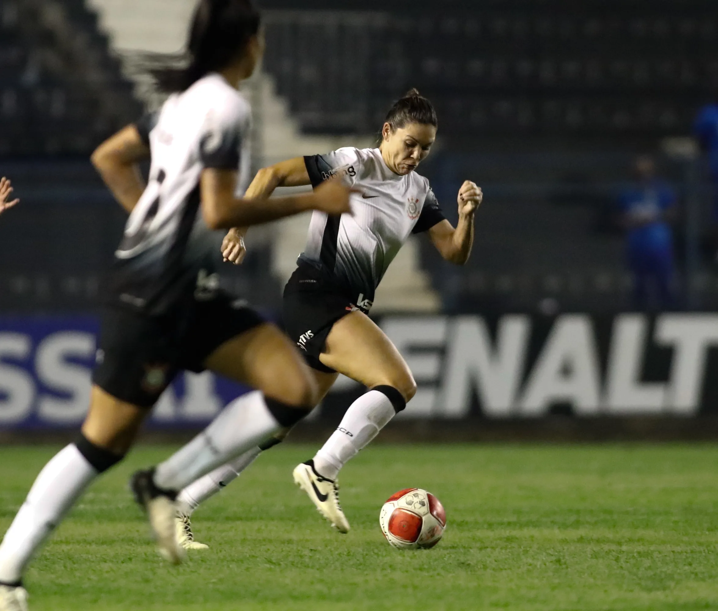 Corinthians feminino: lesão grave de Gabi Zanotti impacta equipe em decisões.