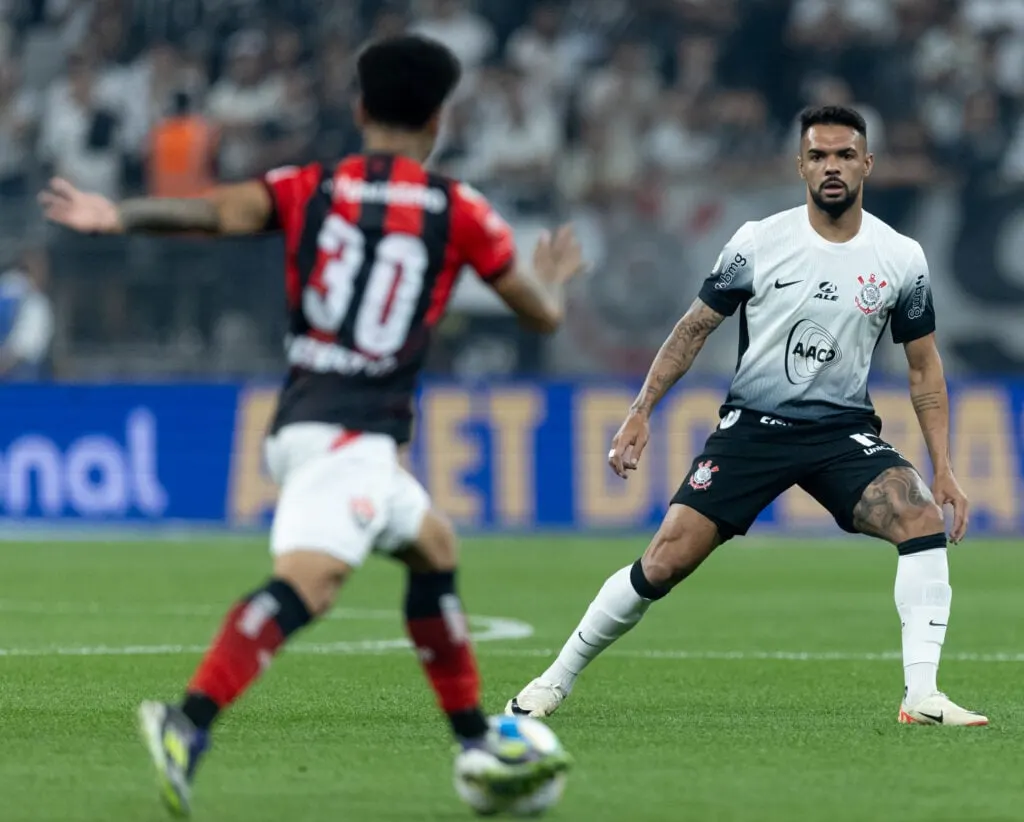 Possível desfalque do Corinthians: Raniele deixa jogo com dores e vira dúvida.