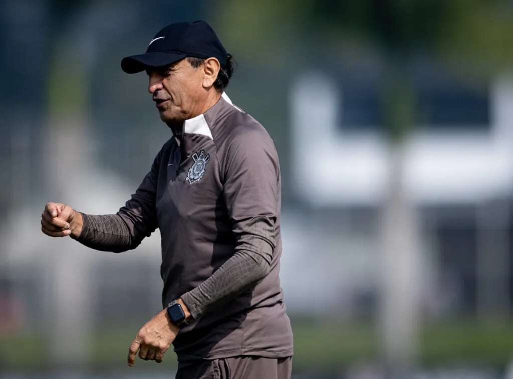 Corinthians finaliza preparação e define equipe para enfrentar o Bahia.