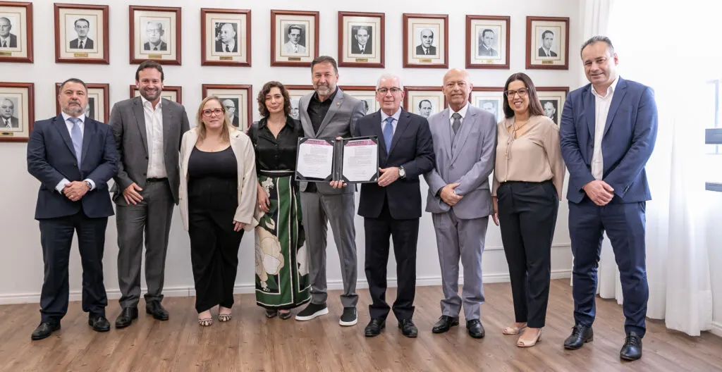 Presidente do Corinthians firma compromisso contra violência às mulheres no futebol.