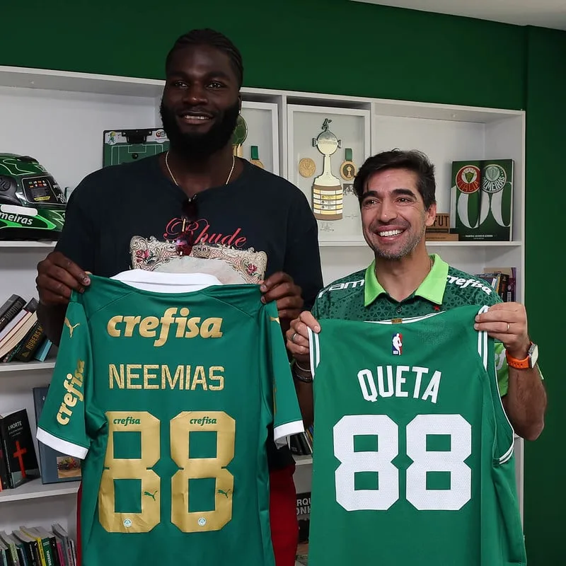 Campeão da NBA Boston Celtics troca camisa com Abel no CT Palmeiras.