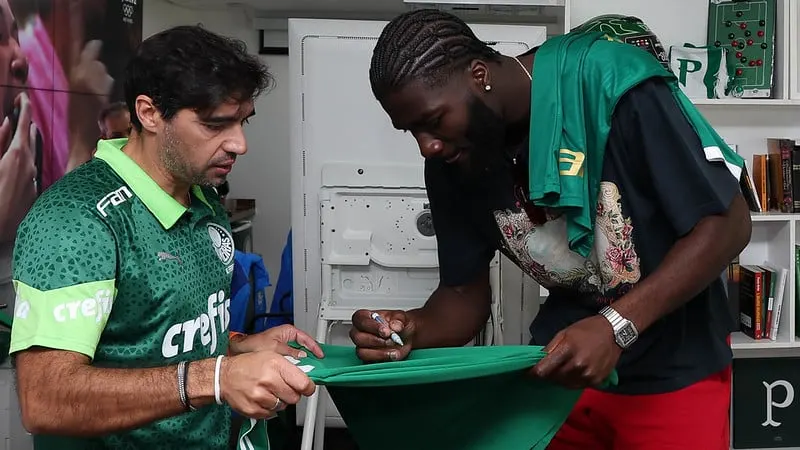 Neemias Queta, campeão pelo Boston Celtics, visita CT do Palmeiras.