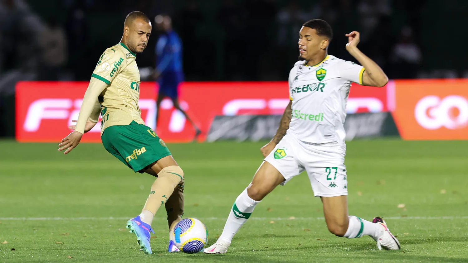 Mayke deixa jogo do Palmeiras por lesão na panturrilha direita em Campinas