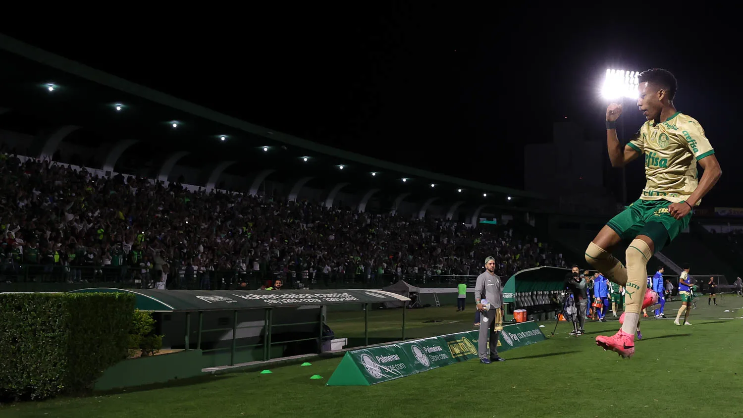 Palmeiras conquista torcedores do interior em jogo em Campinas contra Barueri