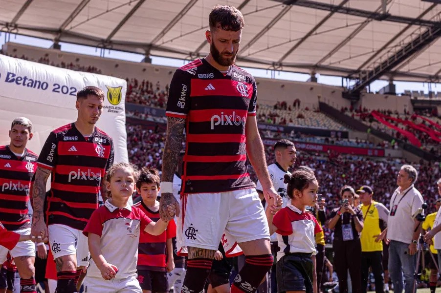 Lesão no joelho tira Léo Pereira do Flamengo para jogo contra Corinthians.