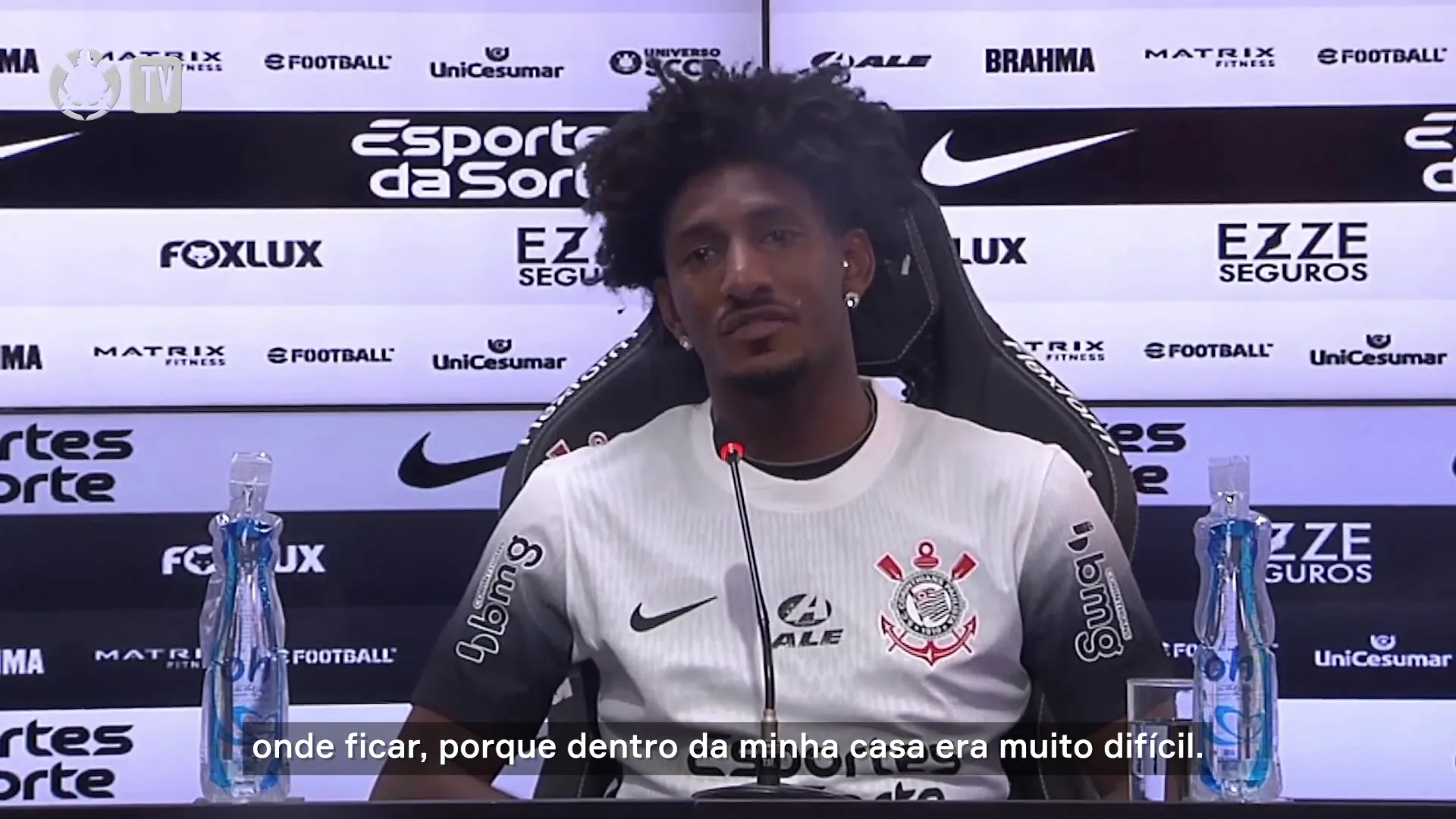 Jovem Talles Magno emociona-se e é consolado pela mãe no Corinthians