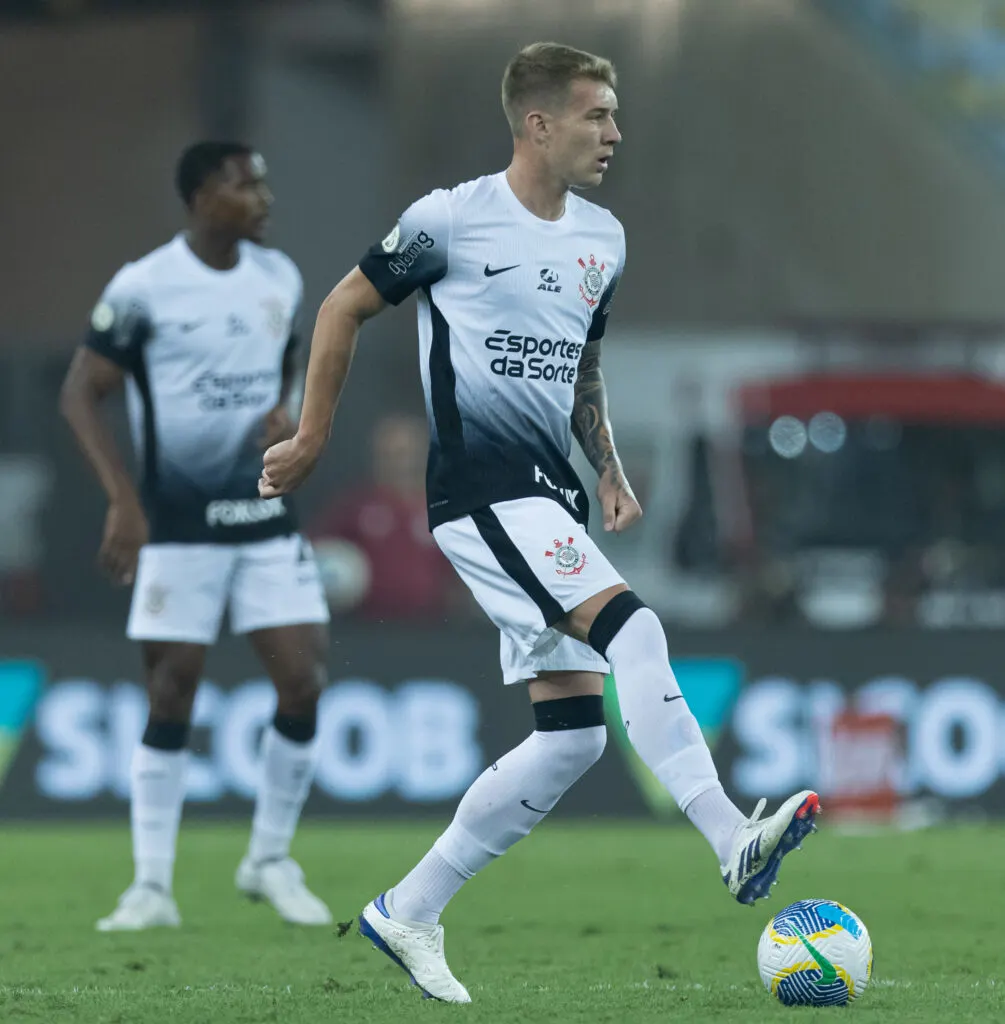 Charles pouco fez com a bola nos pés e foi amarelado cedo na partida. Fez gol na segunda etapa, mas foi anulado após intervenção do VAR