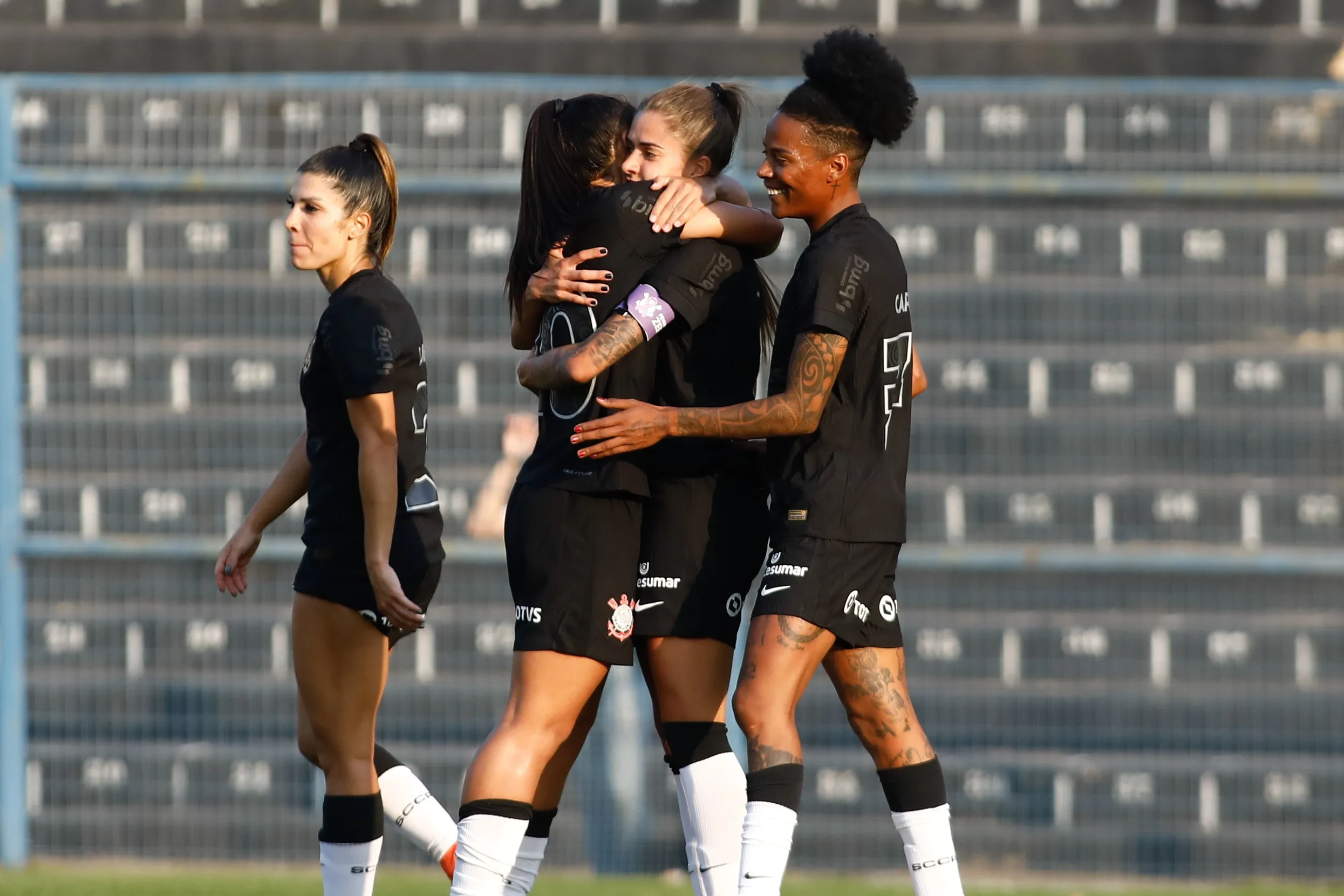 Corinthians garante vitória de virada sobre Avaí Kindermann no Brasileirão Feminino.