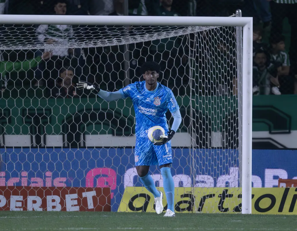 Hugo Souza salvou a equipe no primeiro tempo, mas vacilou no primeiro gol marcado pelo Juventude