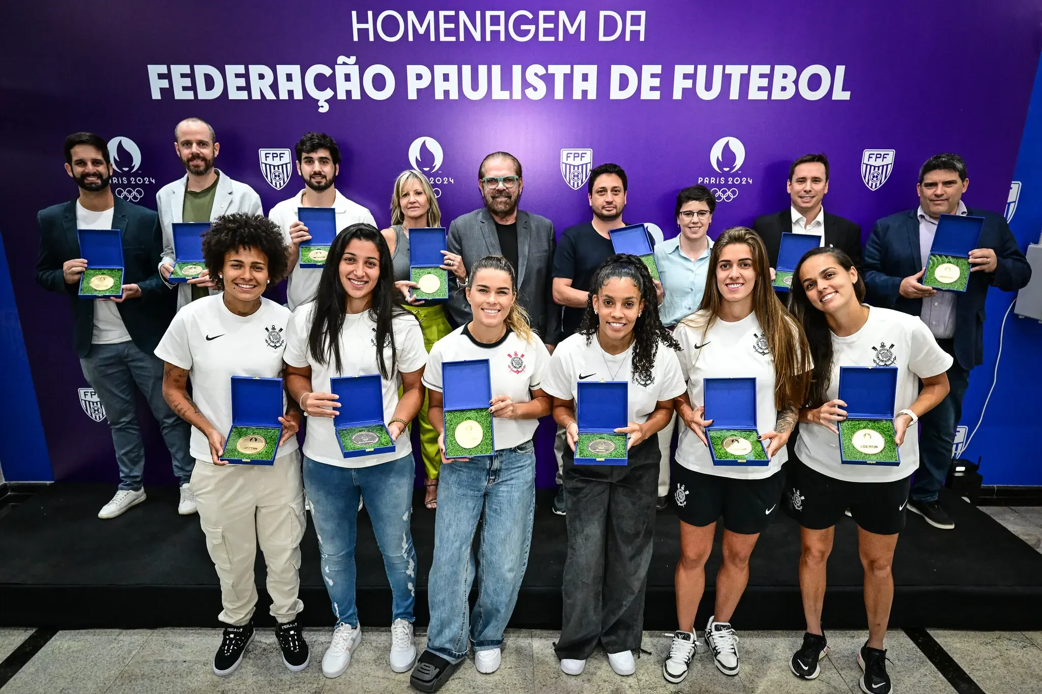 Fpf homenageia atletas de Corinthians e Ferroviária por desempenho nas Olimpíadas.