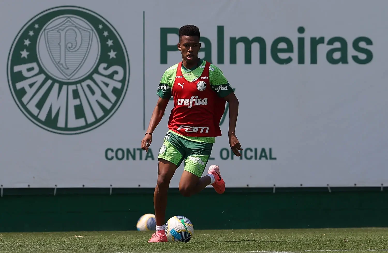 Aprendizado e retorno: Estêvão valoriza experiência na Seleção Brasileira e no Palmeiras.