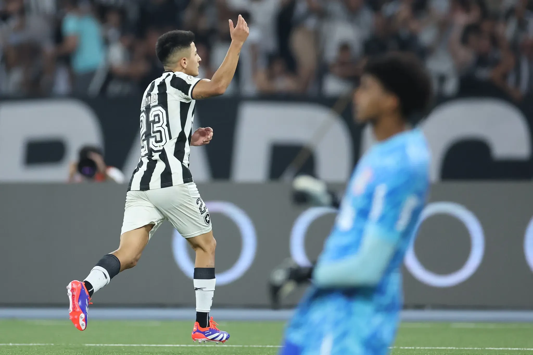 Corinthians perde para o Botafogo e cai para 18º lugar no Brasileirão.