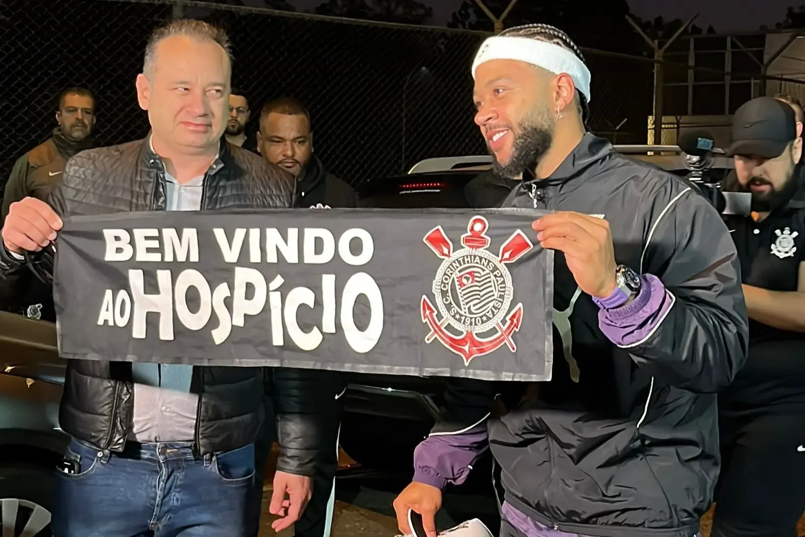 Depay desembarca em São Paulo após 