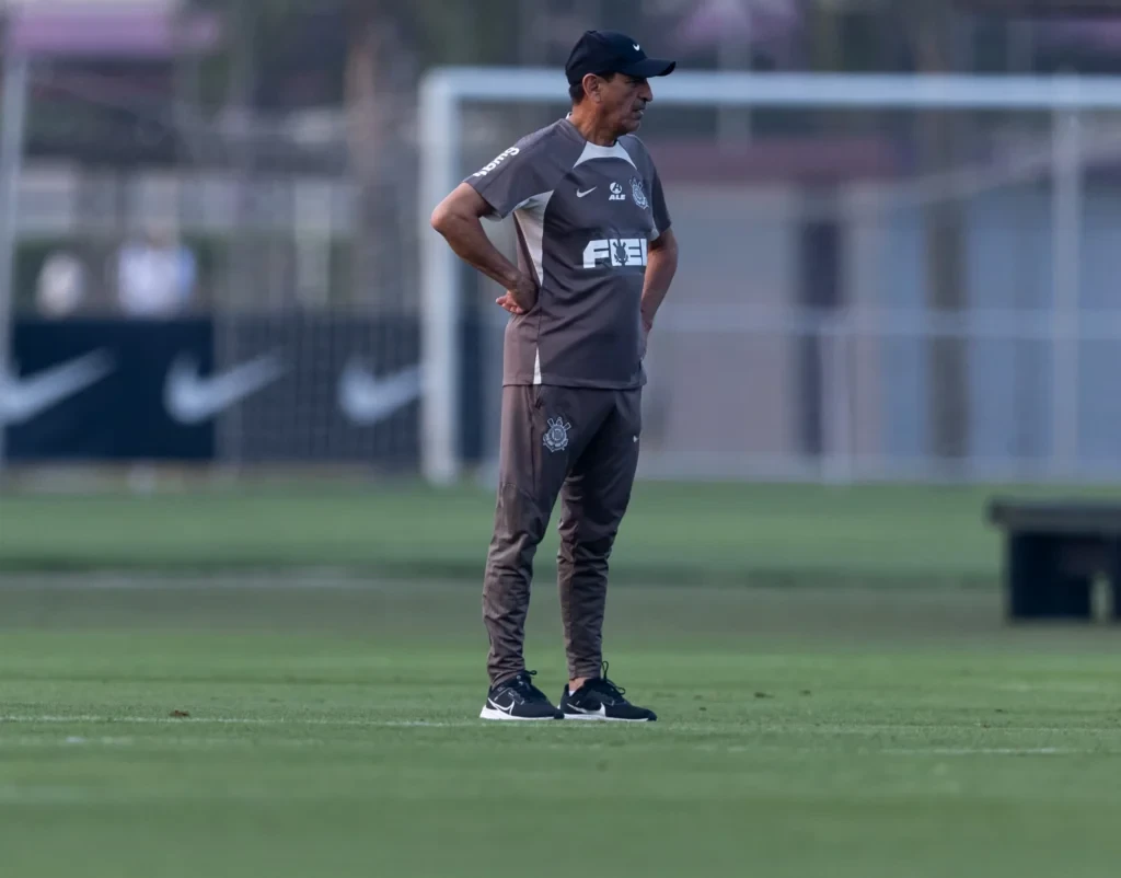 Provável escalação do Corinthians: Hugo Souza; Fagner, André Ramalho, Gustavo Henrique e Matheus Bidu (Hugo); Raniele, Charles, Rodrigo Garro e Igor Coronado; Romero (Talles Magno) e Yuri Alberto