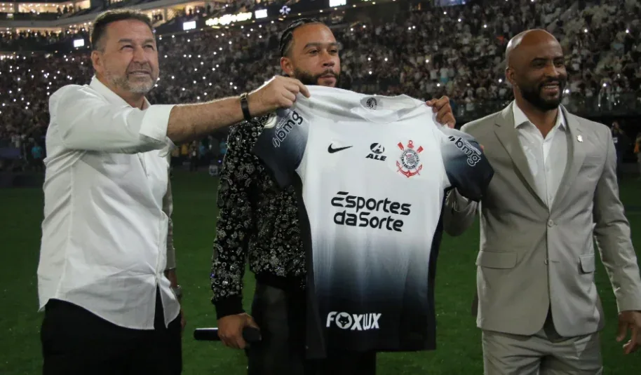 OVACIONADO! Apresentado, Memphis Depay recebe apoio de torcedores do Corinthians na Arena.