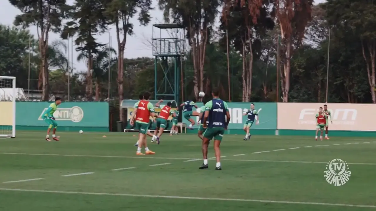 Estêvão reintegrado ao elenco, Palmeiras foca treino de finalizações na Academia.