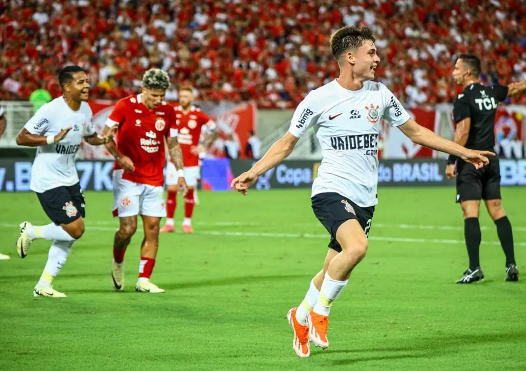 Corinthians assume controle do confronto e sai na frente na Copa do Brasil.