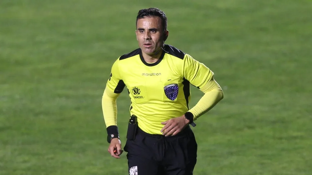 O árbitro da partida será Piero Maza (CHI), auxiliado por Claudio Urrutia (CHI) e Carlos Poblete (CHI). O VAR ficará a cargo de Jose Cabero (CHI)