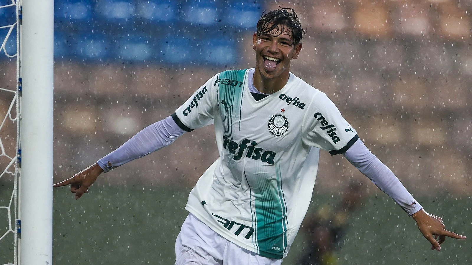 Palmeiras renova contrato com jovem promessa Erick Belé até 2027 no futebol.