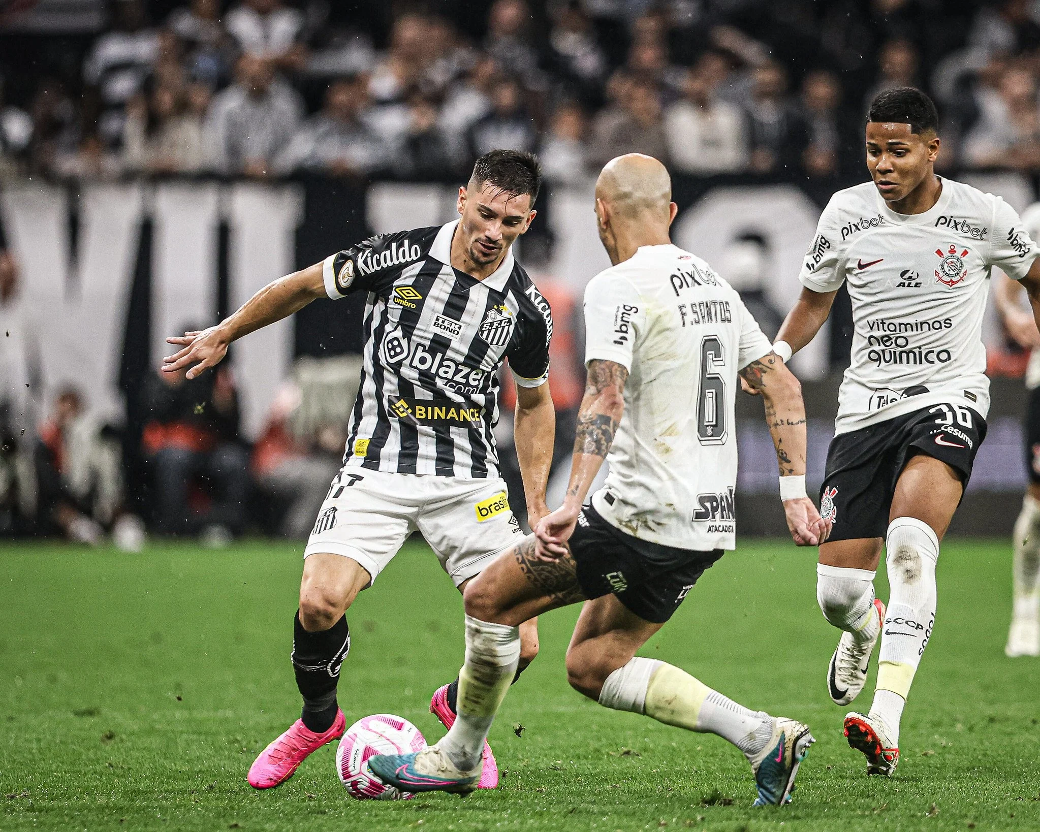 Santos demonstra baixo desempenho em clássicos recentes contra o Corinthians.