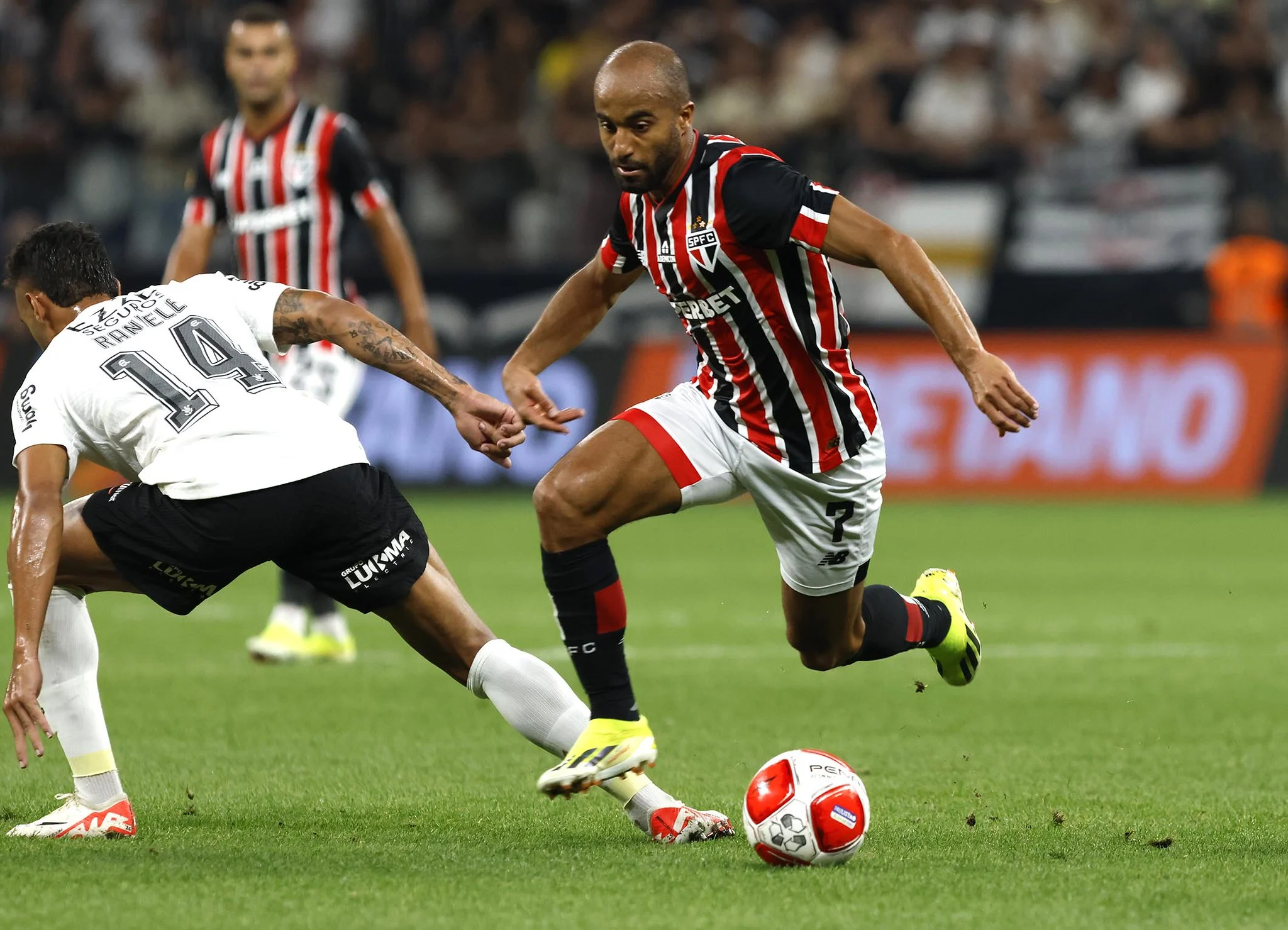 Baixo desempenho recente do Corinthians em clássicos gera preocupação entre especialistas.