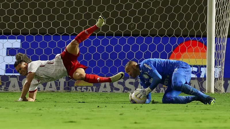 Weverton lamenta perda de pontos do Palmeiras em casa, mas destaca: 