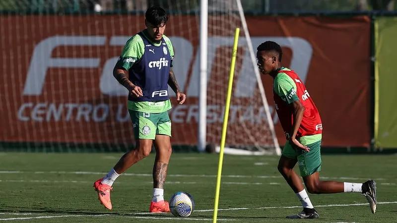 Treino técnico de Palmeiras visando jogo contra Flamengo no Brasileirão.