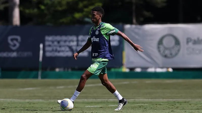 Estêvão destaca apoio de Abel e elenco e celebra evolução no Palmeiras