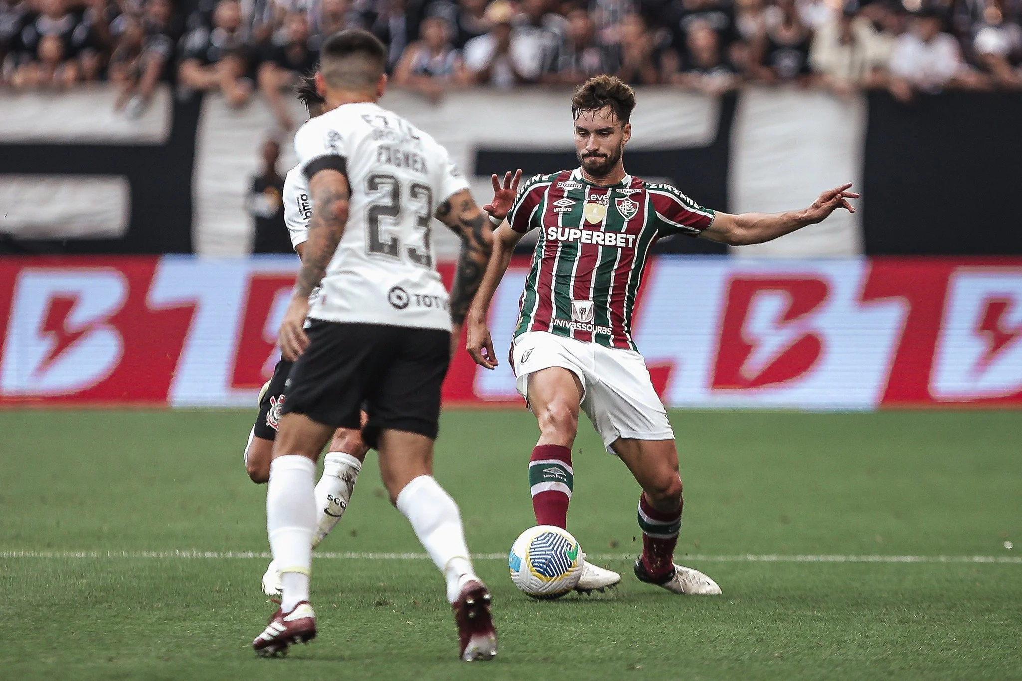 Corinthians conquista primeira vitória no Brasileirão com dois gols de Wesley.