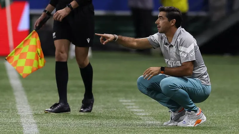 Abel critica atuação do VAR em lance de gol anulado de Rony.