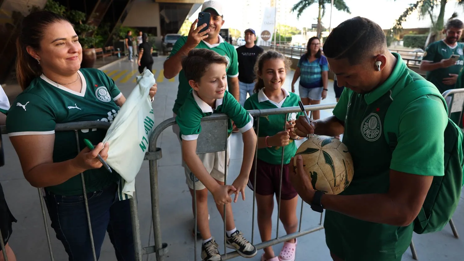 Palmeiras desembarca em Cuiabá para partida e é recepcionado por torcedores