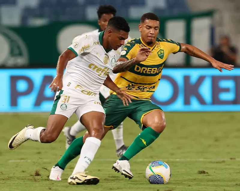 Palmeiras inicia preparação para jogo da Libertadores após folga por vitória no Brasileirão.