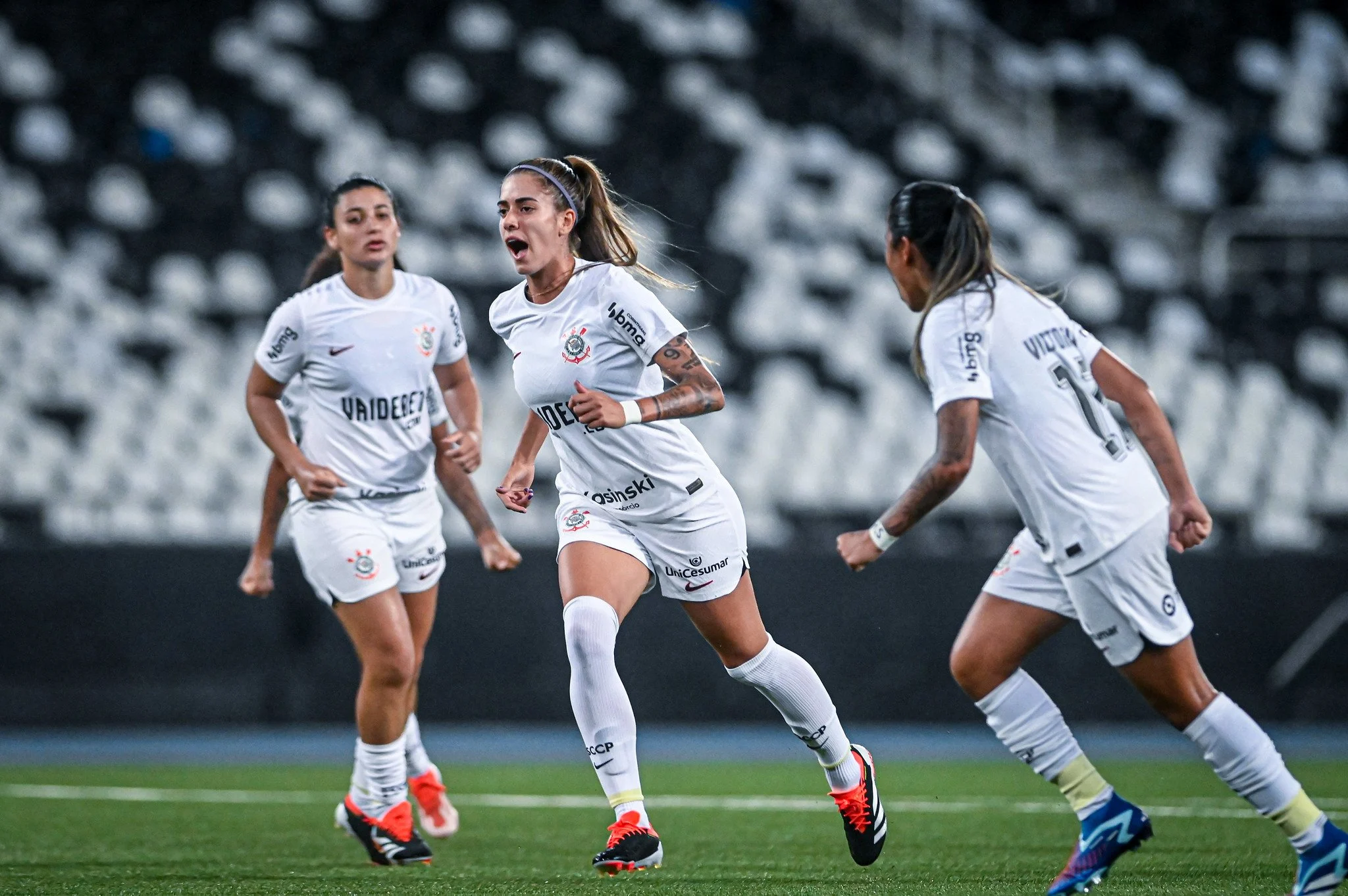 Corinthians vence Botafogo e conquista terceira vitória seguida no Brasileirão Feminino.