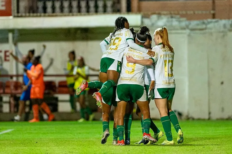 Palmeiras desbanca Cruzeiro e conquista vice-liderança do Brasileirão feminino.