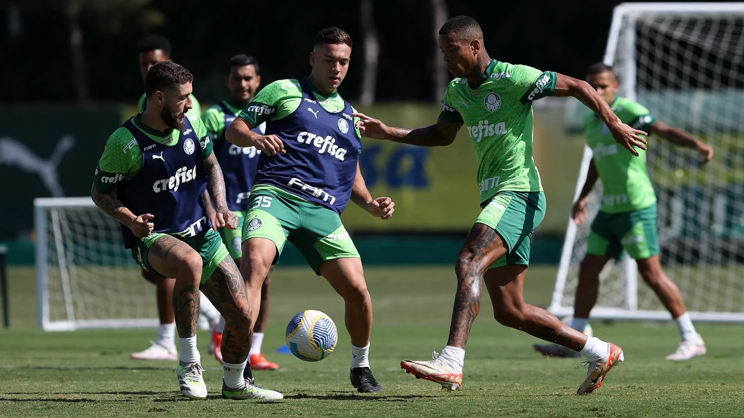 Palmeiras se prepara para enfrentar o Athletico-PR após goleada no Uruguai.